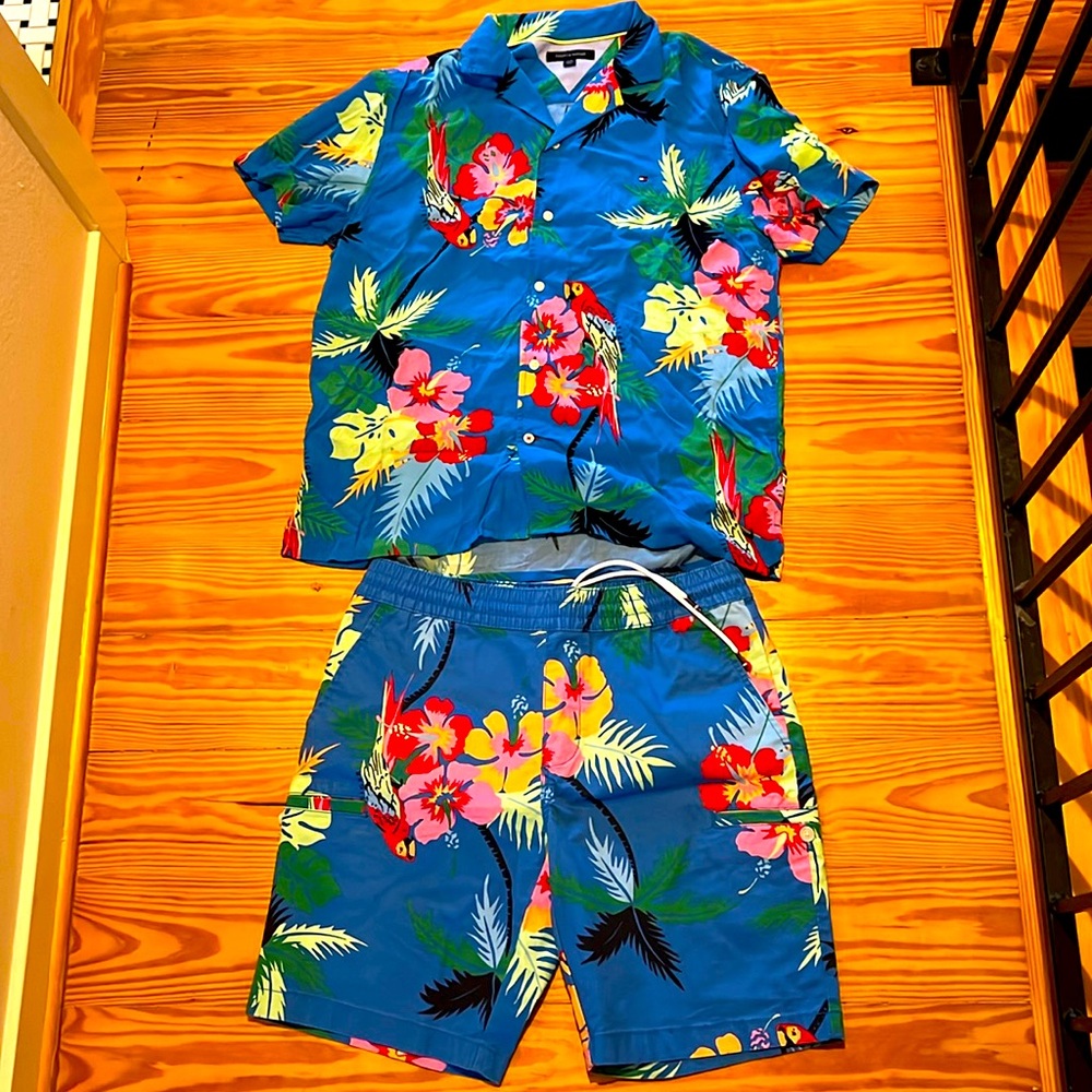 Tommy Hilfiger short set, top is large shorts are M. Shorts fit like 34 waist.